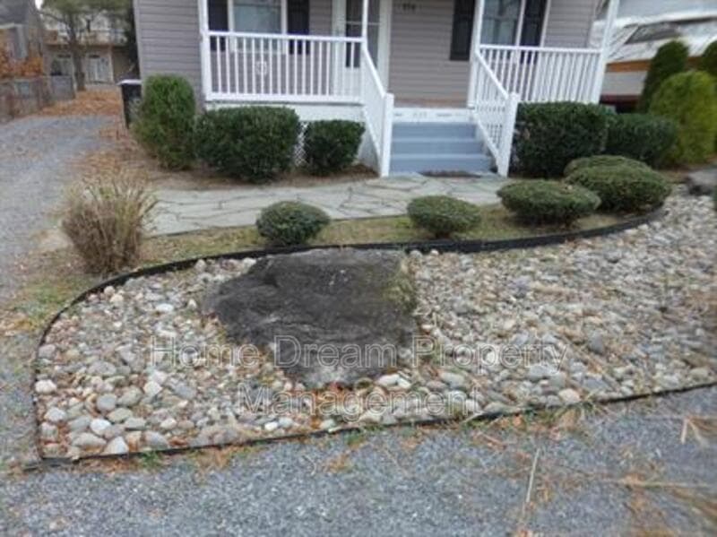 Colonial Beach House: 930 Bryant Avenue