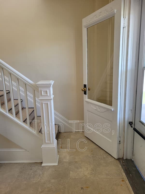 Harrisonburg House: 1073 Chicago Avenue