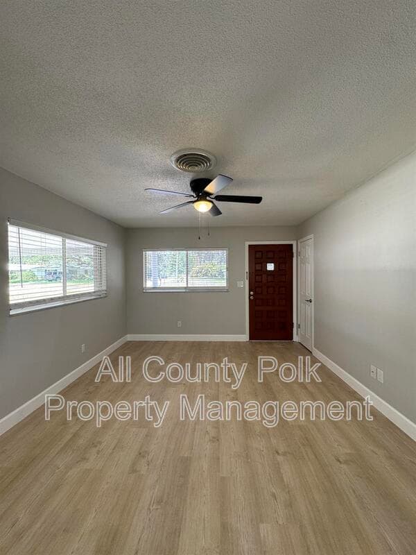 Bartow House: 2255 E Helen Cir