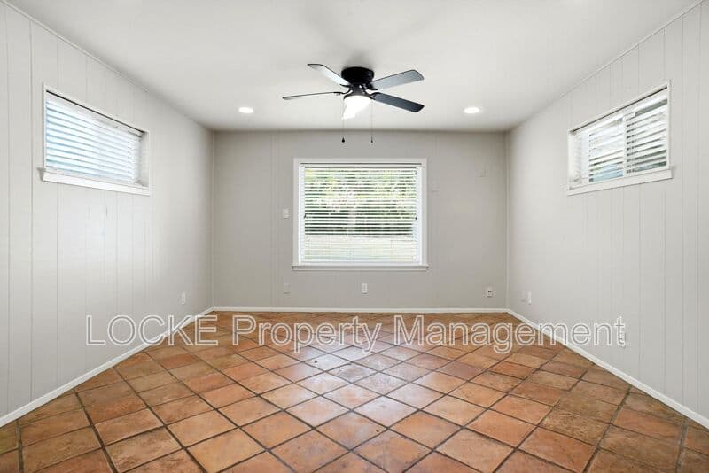 Fort Worth House: 3528 Rogers Ave