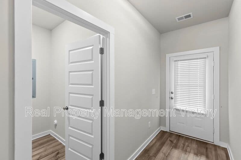 Clanton House: 275 Avalon Way