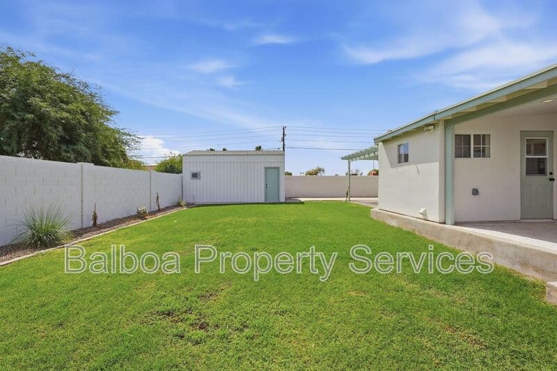 Gilbert House: 1 N Cottonwood Dr