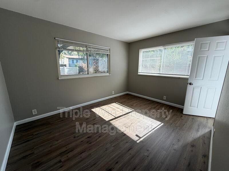 Saint Louis House: 10126 Edgefield Dr