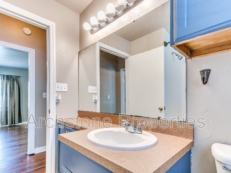 Edmond House: 202 E 3rd St