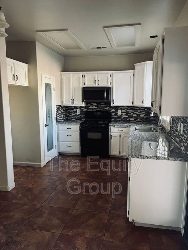 Farmersville House: 1856 North June Ave