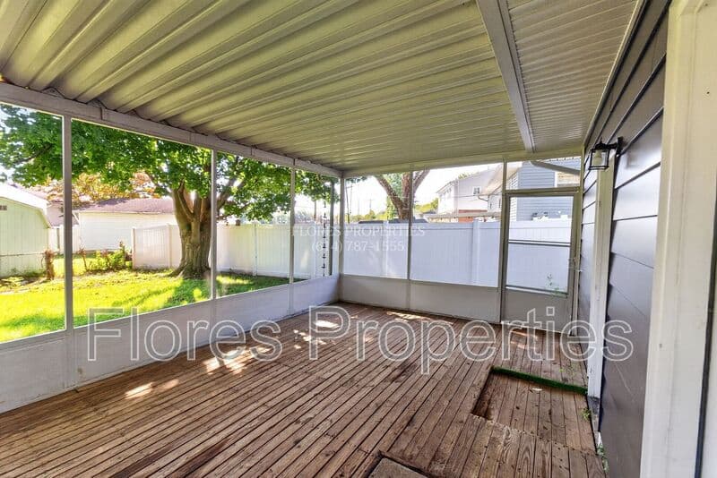 Columbus House: 6406 Faircrest Rd