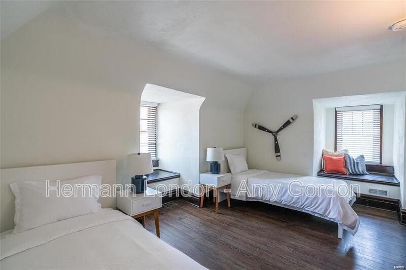 Saint Louis House: 3922 Castleman Avenue,