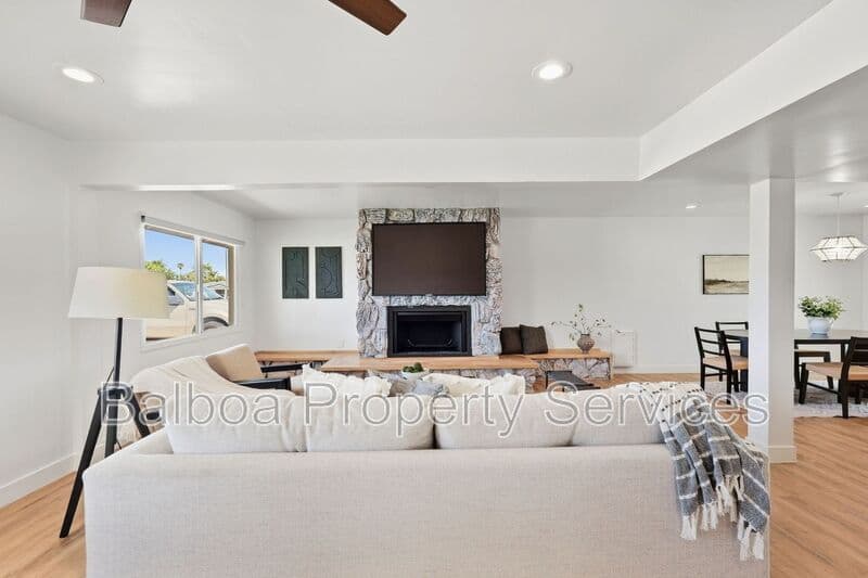 Gilbert House: 1 N Cottonwood Dr