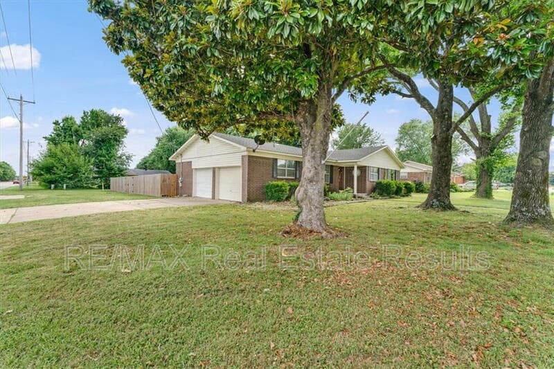 Bentonville House: 2406 SE 15th St