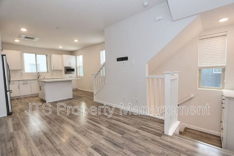 Sacramento House: 340 1st Avenue