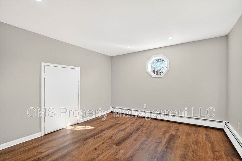 Old Bridge House: 24 Steinhardt Ave