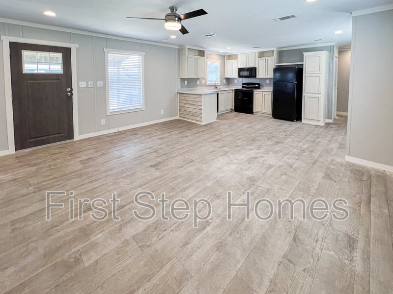 Tyler House: 1021 Conchas St