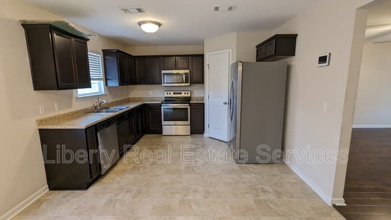 Hinesville House: 1318 Evergreen Trl