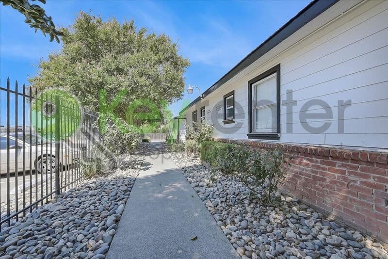Sacramento House: 1071 Santiago Ave