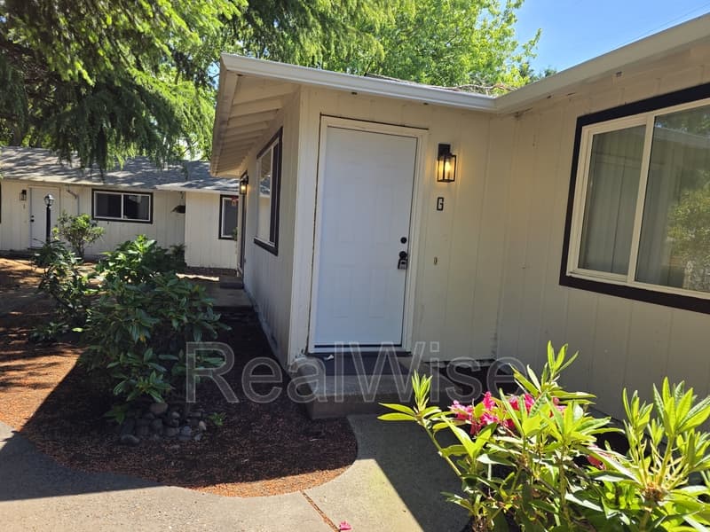 Vancouver Condo: 1101 NE Minnehaha St