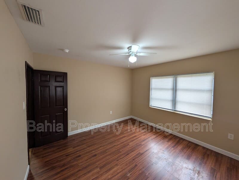 Tampa House: 2001 E Robson St