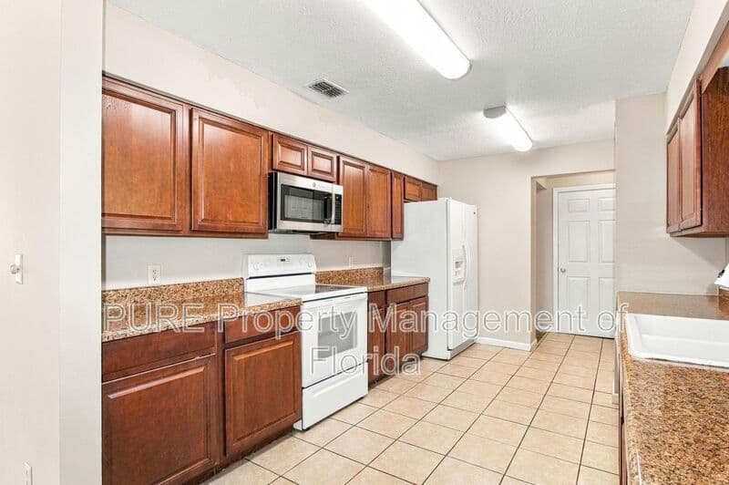 Summerfield House: 13606 SE 48th Court