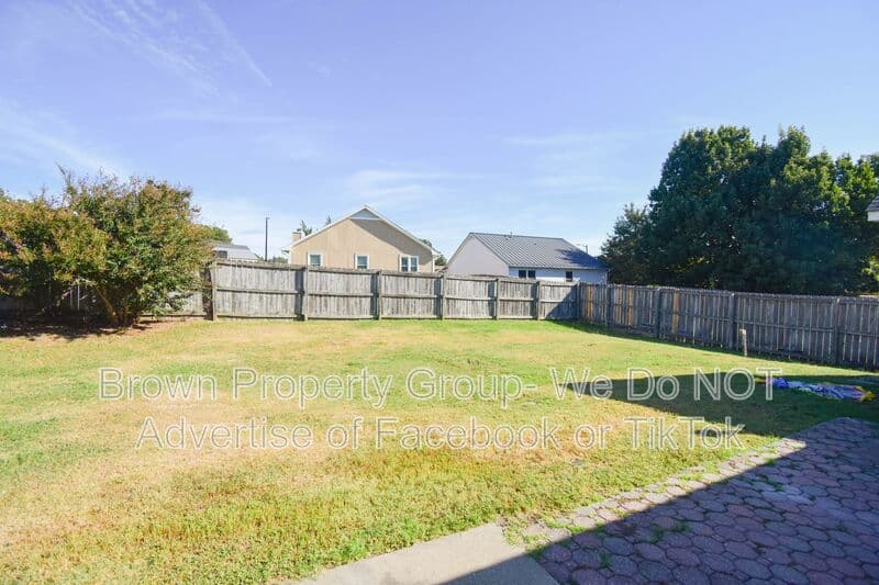 Fayetteville House: 5598 Windy Knoll Pl