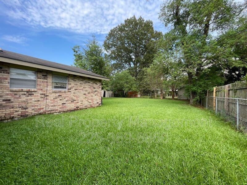 Baton Rouge House: 275 W Chalfont Dr.