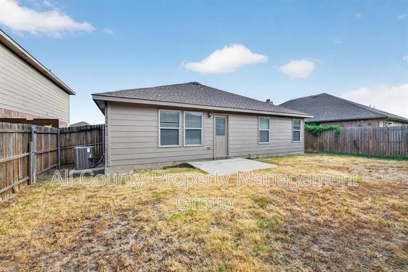 Fort Worth House: 320 Chalkstone Drive