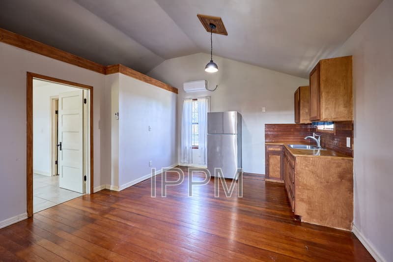LYFORD House: 5672 IH 69E