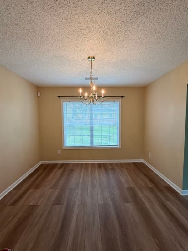 Columbia House: 25 Willow Hurst Court