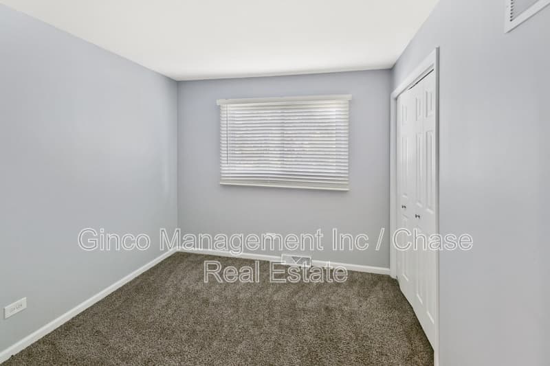 South Holland House: 15585 Calumet Drive