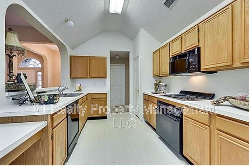 Arlington House: 214 E Lynn Creek Dr