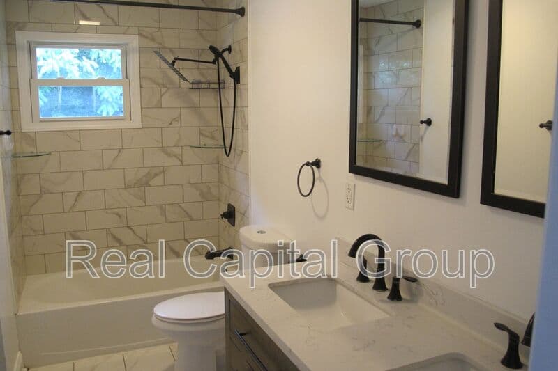 Albany House: 18 Ethel Dr