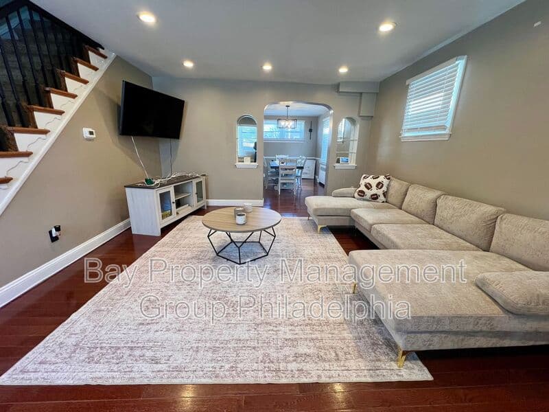 Lansdowne House: 317 Barker Ave
