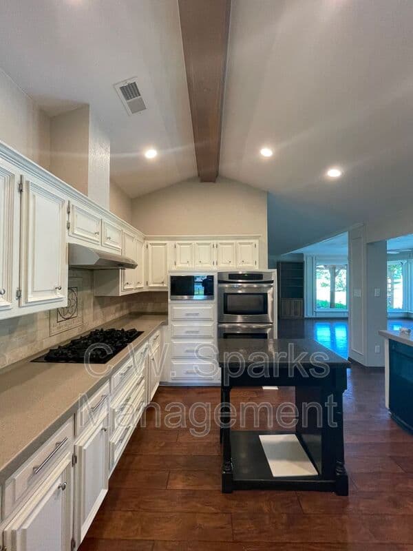 Rockwall House: 3494 N Stodghill Rd