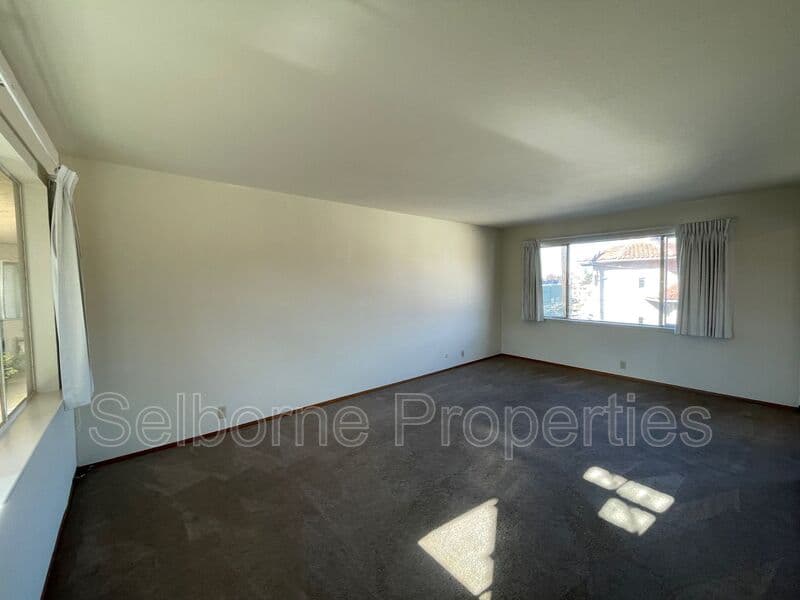 Oakland House: 2500 Ivy Dr.