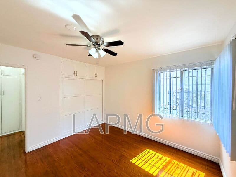 Los Angeles House: 4948 Rosewood Avenue