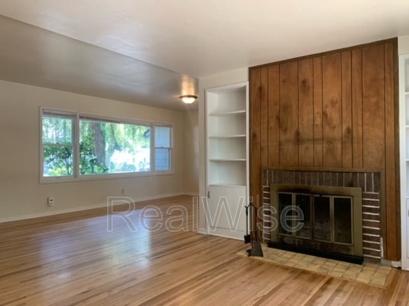 Grants Pass House: 1324 NW Washington Blvd