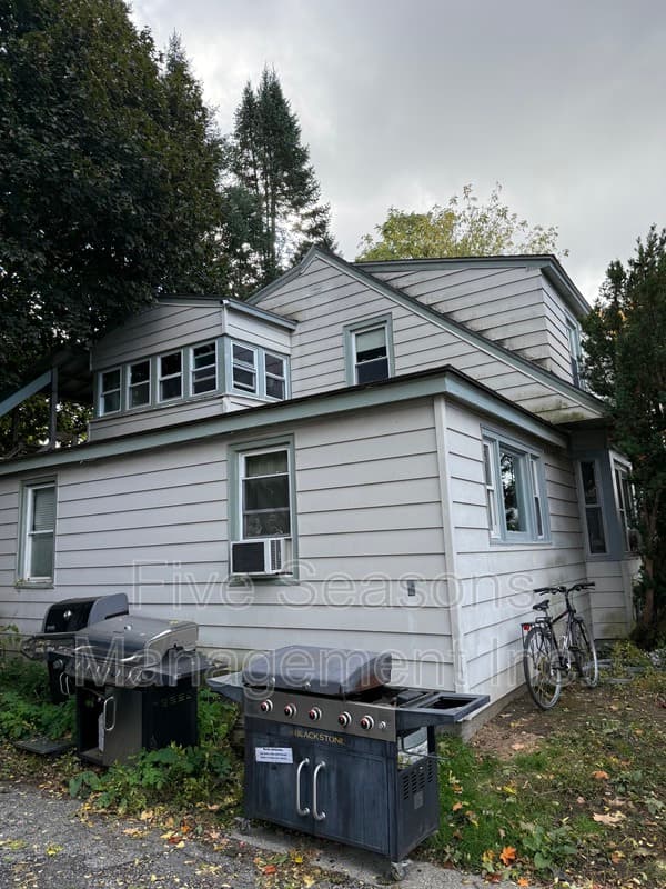 Burlington Condo: 14 Dans Court - 14