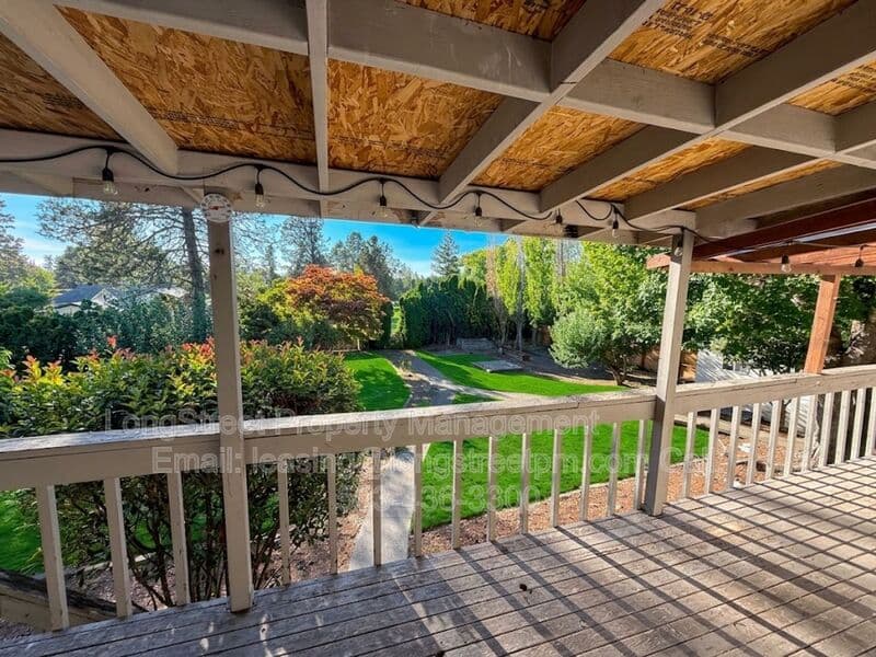 Salem House: 869 Meadowlawn Dr SE