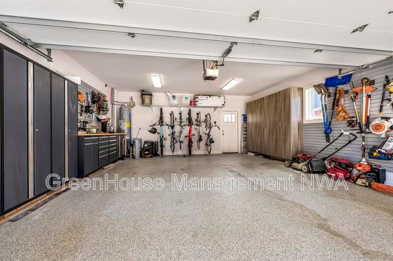 Bentonville House: 636 SW B ST