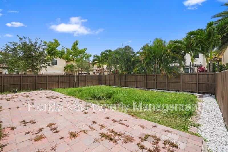 Doral House: 10016 NW 89 TER