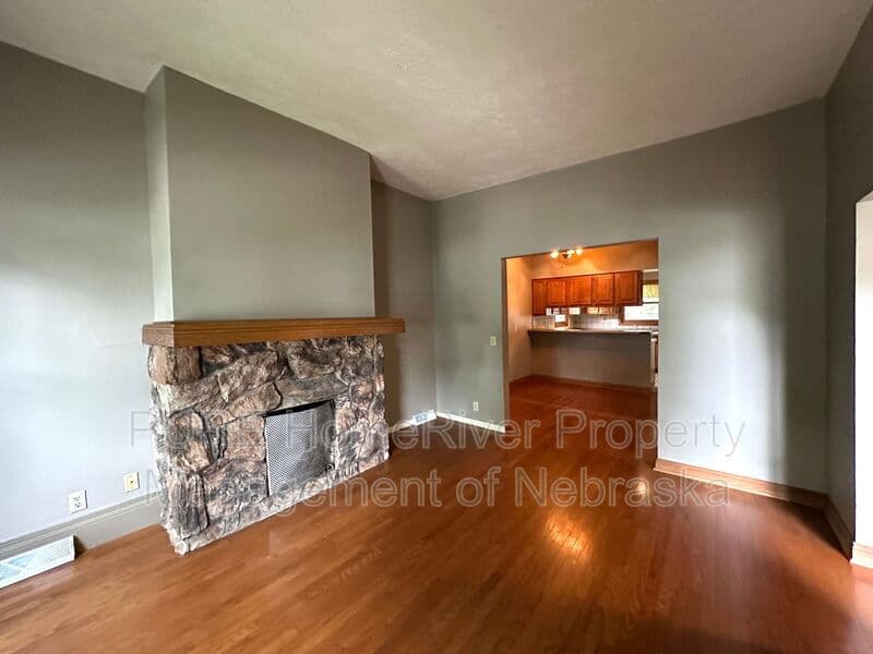 Omaha House: 1009 N 49th Ave