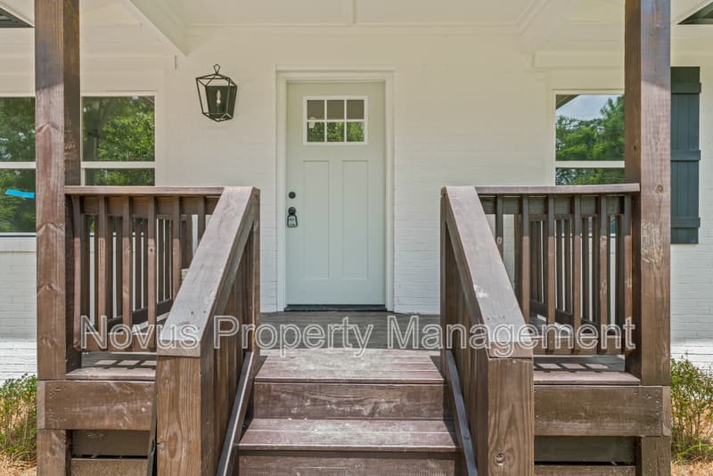 Carrollton House: 320 Adamson Avenue