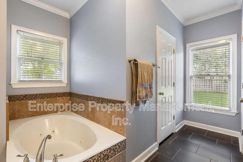 Collierville House: 10290 Shrewsbury Run Way