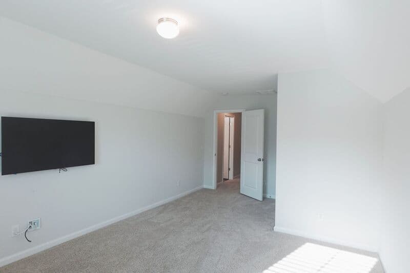 Richmond Hill House: 34 Crown Ct