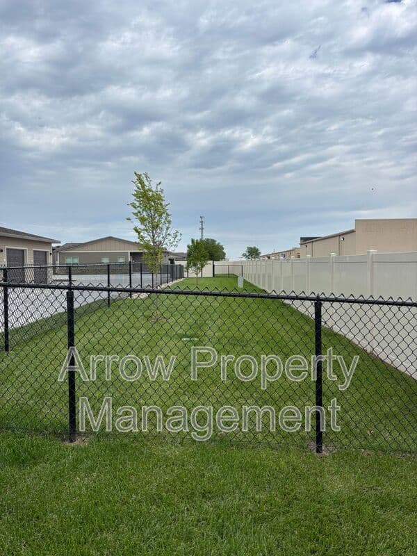Grand Island House: 1215 North Claude Road
