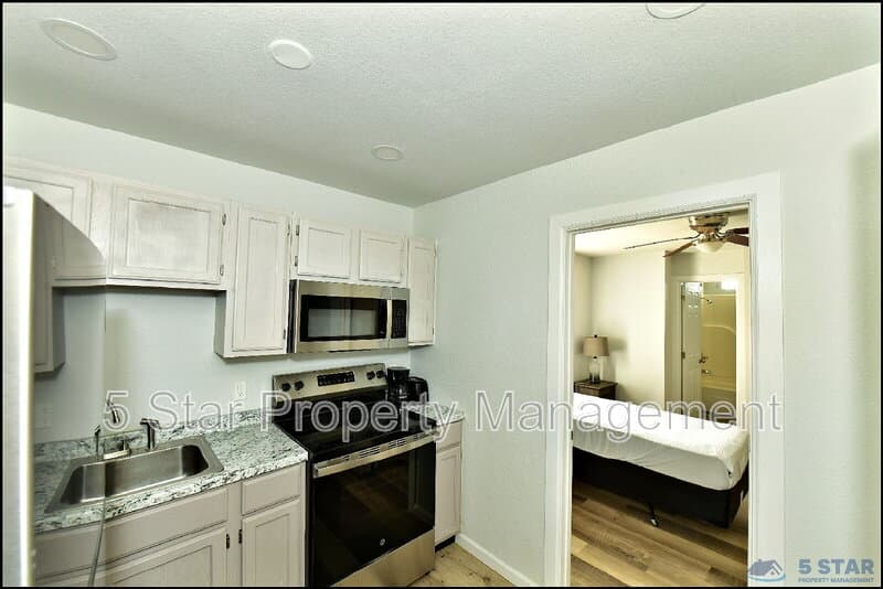 El Paso Condo: 6806 Alameda Ave