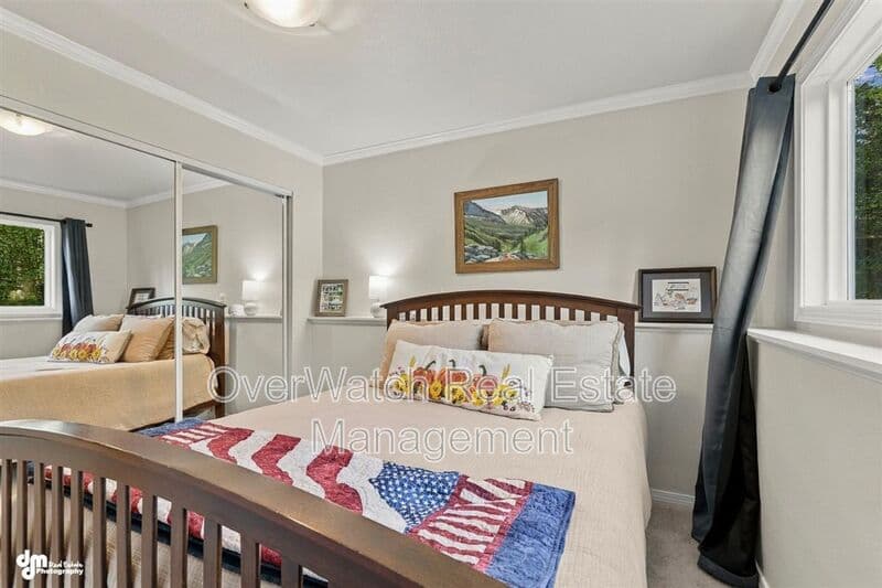 Eagle River House: 10610 High Bluff Dr