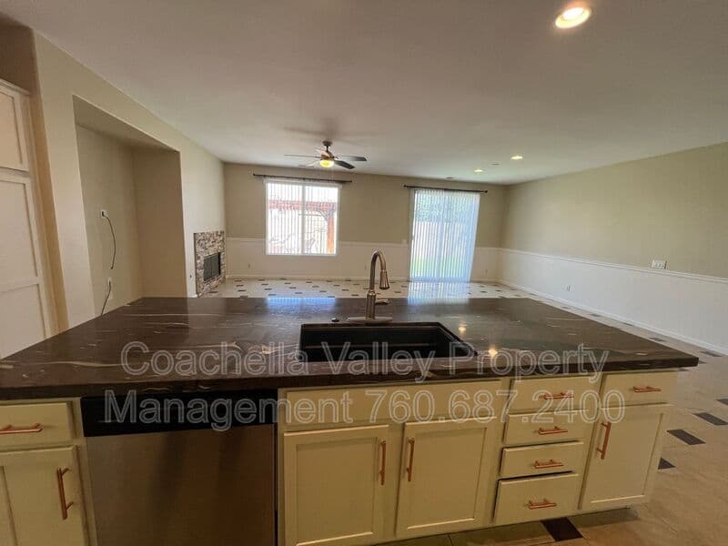 Coachella House: 49126 Pluma Roja Place