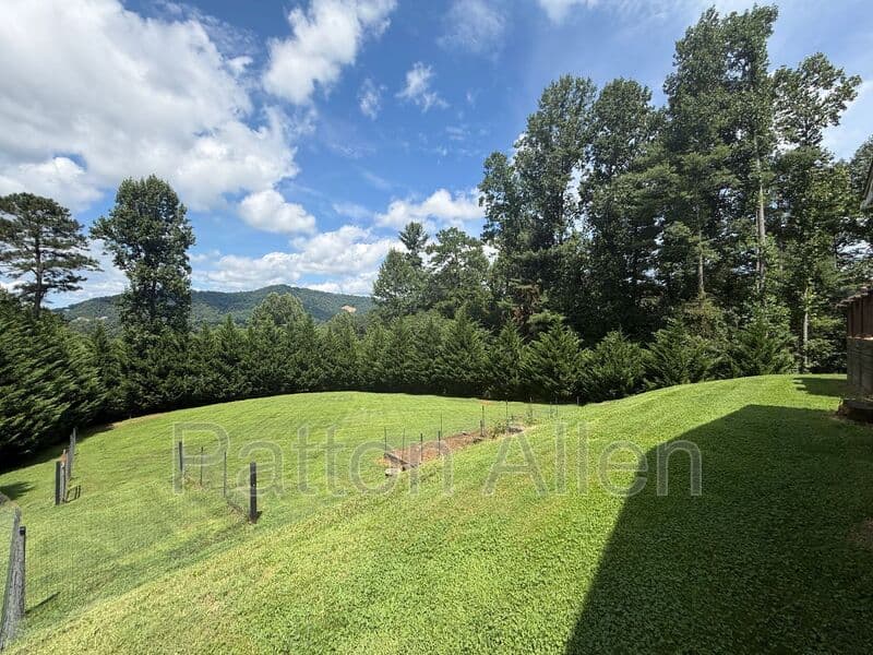 Fletcher House: 1020 Hutch Mountain Rd