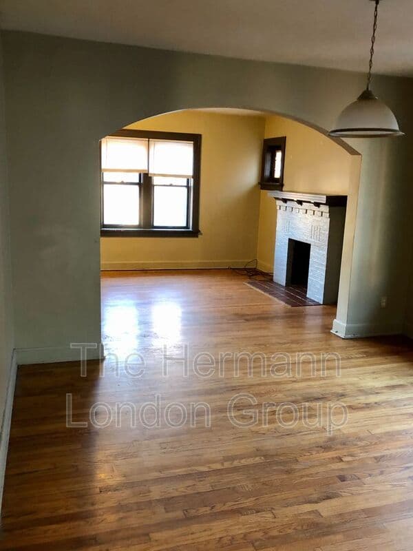 Saint Louis Condo: 924 Bates Street
