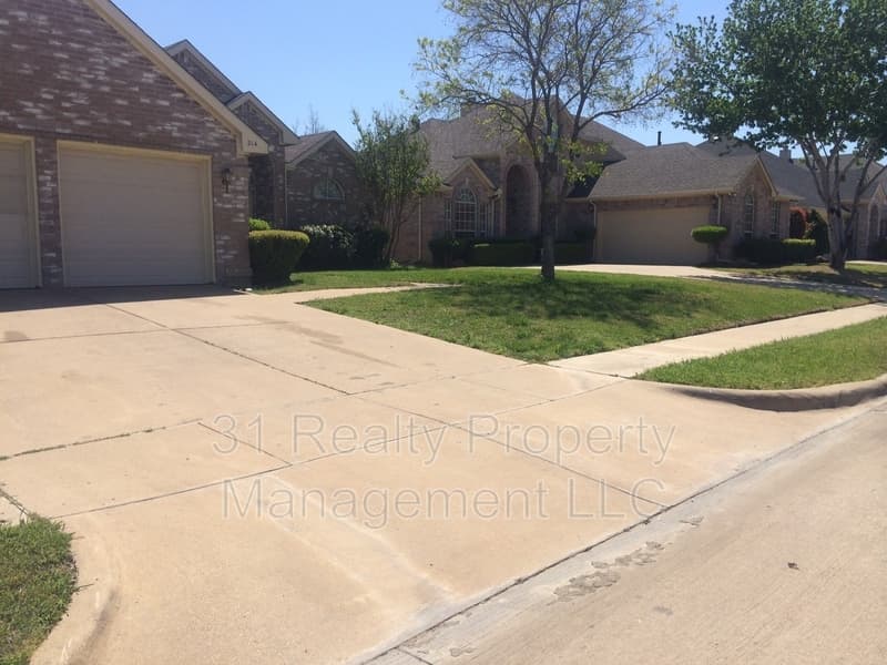 Arlington House: 214 E Lynn Creek Dr