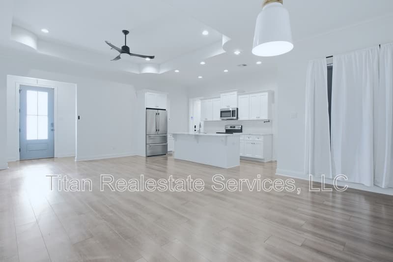 Lafayette House: 114 Grays Landing Lane